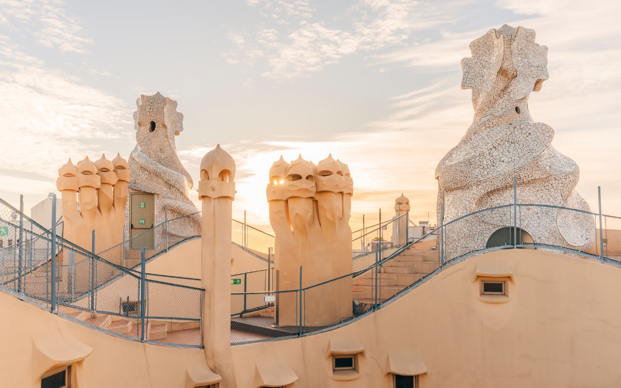 驚嘆於巴塞隆納錯綜複雜的屋頂，煙囪造型宛如守護者般俯瞰著這座城市。