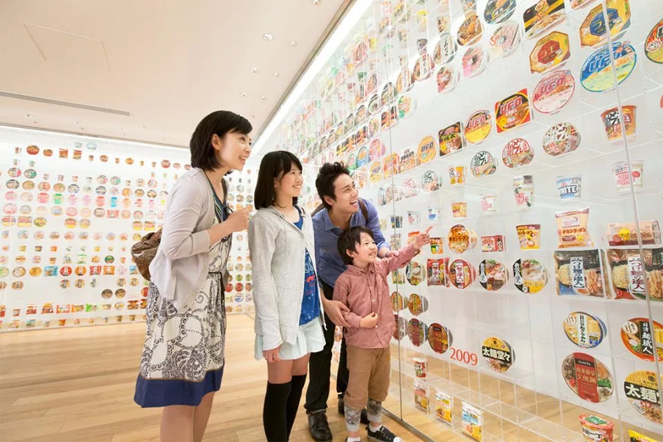 橫濱杯麵博物館(Cup Noodles Museum)
館內展示從世界各地蒐集而來的杯麵包裝,色彩繽紛、充滿童趣,是親子旅遊的熱門景點。
遊客還能體驗製作專屬的「MY CUP NOODLES」,留下獨一無二的紀念。 橫濱杯麵博物館(Cup Noodles Museum)
館內展示從世界各地蒐集而來的杯麵包裝,色彩繽紛、充滿童趣,是親子旅遊的熱門景點。
遊客還能體驗製作專屬的「MY CUP NOODLES」,留下獨一無二的紀念。