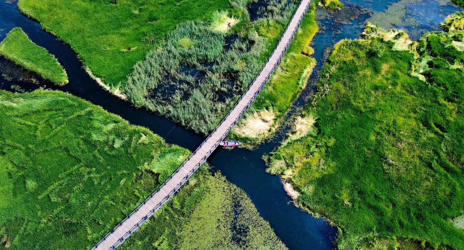 【走婚橋】是瀘沽湖上唯一的一座橋。橋下由於長年泥沙淤積，水深變淺，長有茂密的蘆葦，遠遠望去像一片草的海洋，故當地人稱其為【草海]。走婚橋不僅是連接兩岸的交通通道，更是摩梭文化的重要象徵。走婚橋是摩梭男女約會的地方，瀘沽湖畔的摩梭人奉行"男不娶，女不嫁"的"走婚”習俗。