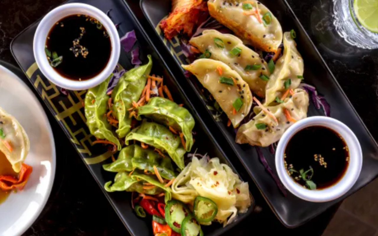 在 Smith Tower 標誌性的觀景台酒吧，盡享美味餃子與招牌飲品。