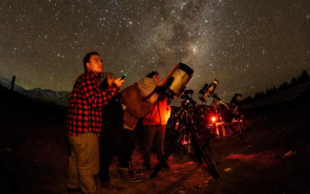 在奧拉基庫克山上方,體驗百萬星辰的魔幻魅力。 在奧拉基庫克山上方,體驗百萬星辰的魔幻魅力。