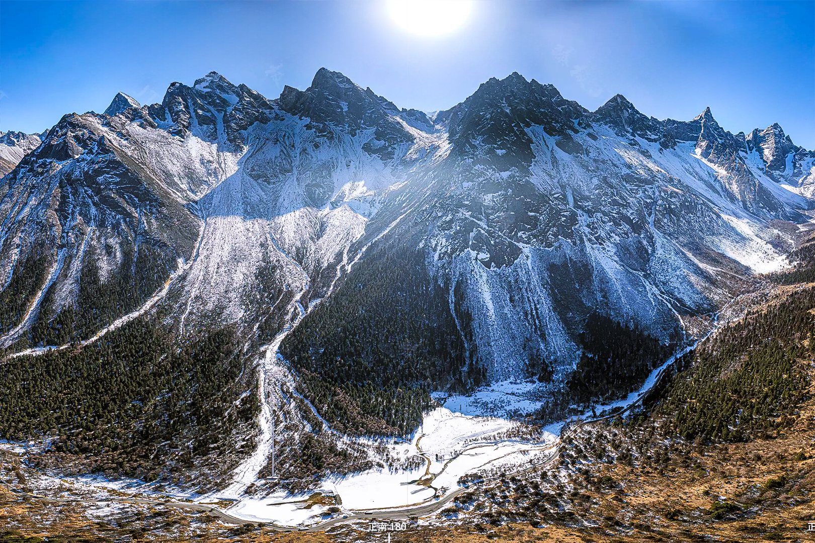 從高空俯瞰，雪線在群峰間蜿蜒，陽光灑在雪山上，折射出清冷的光。畢棚溝的冬日，是上帝打翻了的調色盤，把白與藍的純粹，鋪展成遼闊的高原秘境
