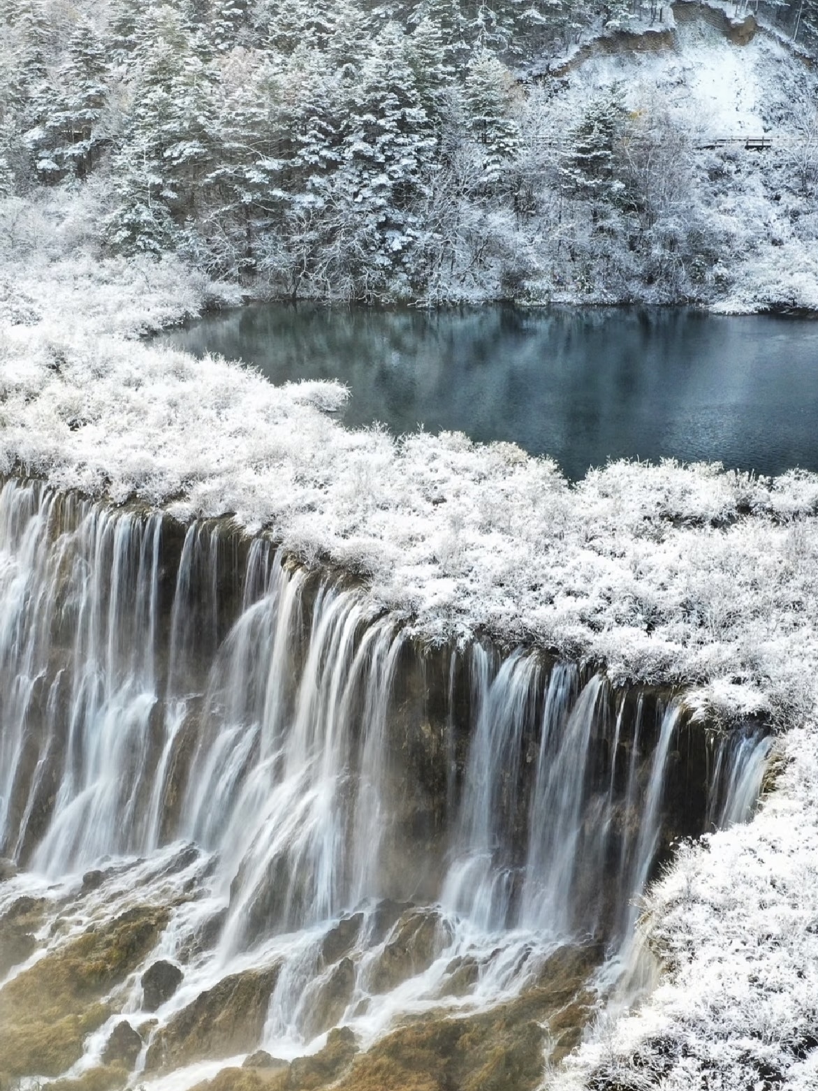 九寨-【長海】九寨溝海拔最高、湖水最深、面積和庫容最大的海子,屬冰川堰塞湖,無出水口,被當地人稱為“寶葫蘆”。 九寨-【長海】九寨溝海拔最高、湖水最深、面積和庫容最大的海子,屬冰川堰塞湖,無出水口,被當地人稱為“寶葫蘆”。