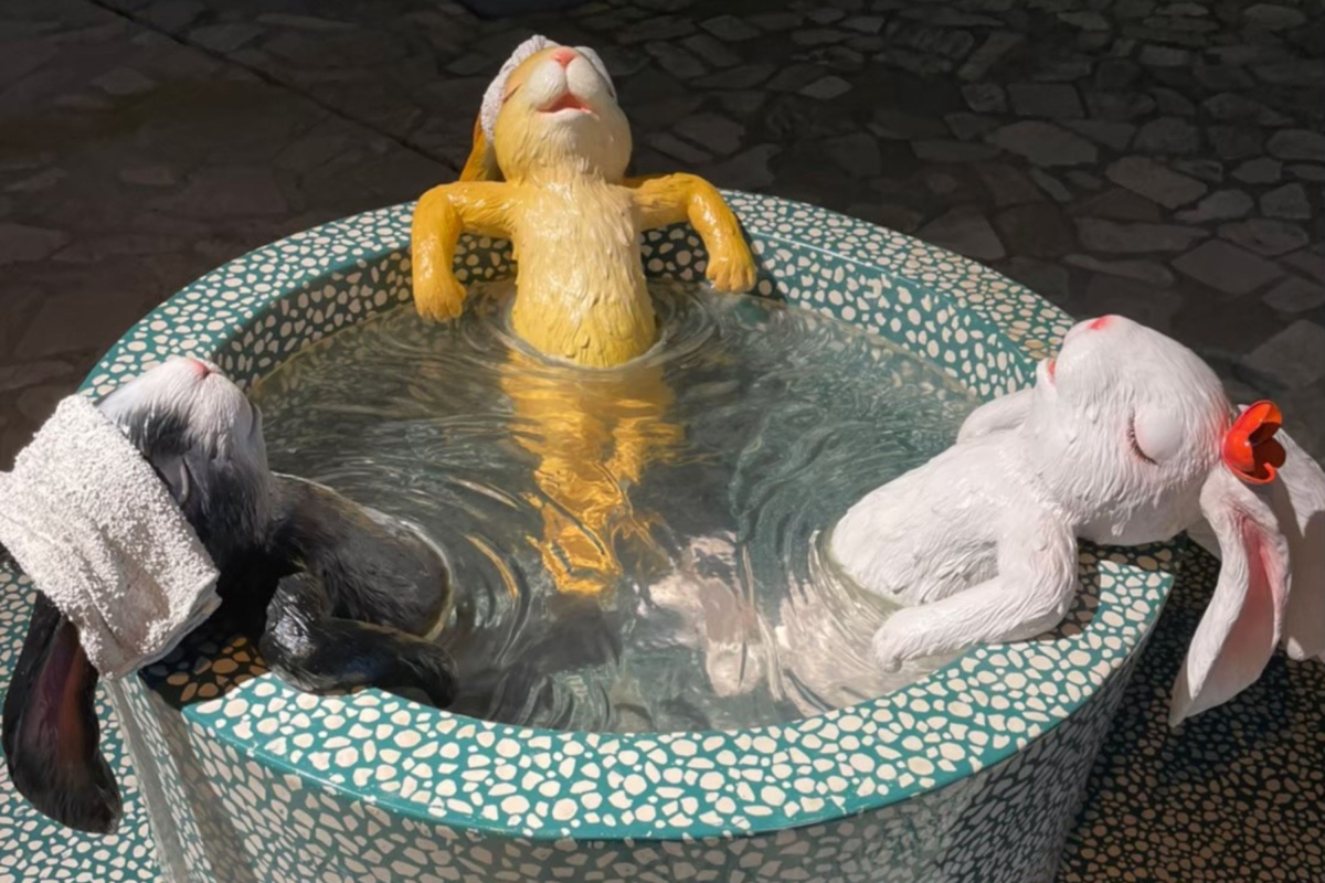 礁溪因溫泉而聞名，其泉質溫潤清澈，水溫約五十度，觸感清爽不黏膩，泡湯後能讓肌膚感覺細緻柔滑，常被視為放鬆身心、日常保養的理想選擇。