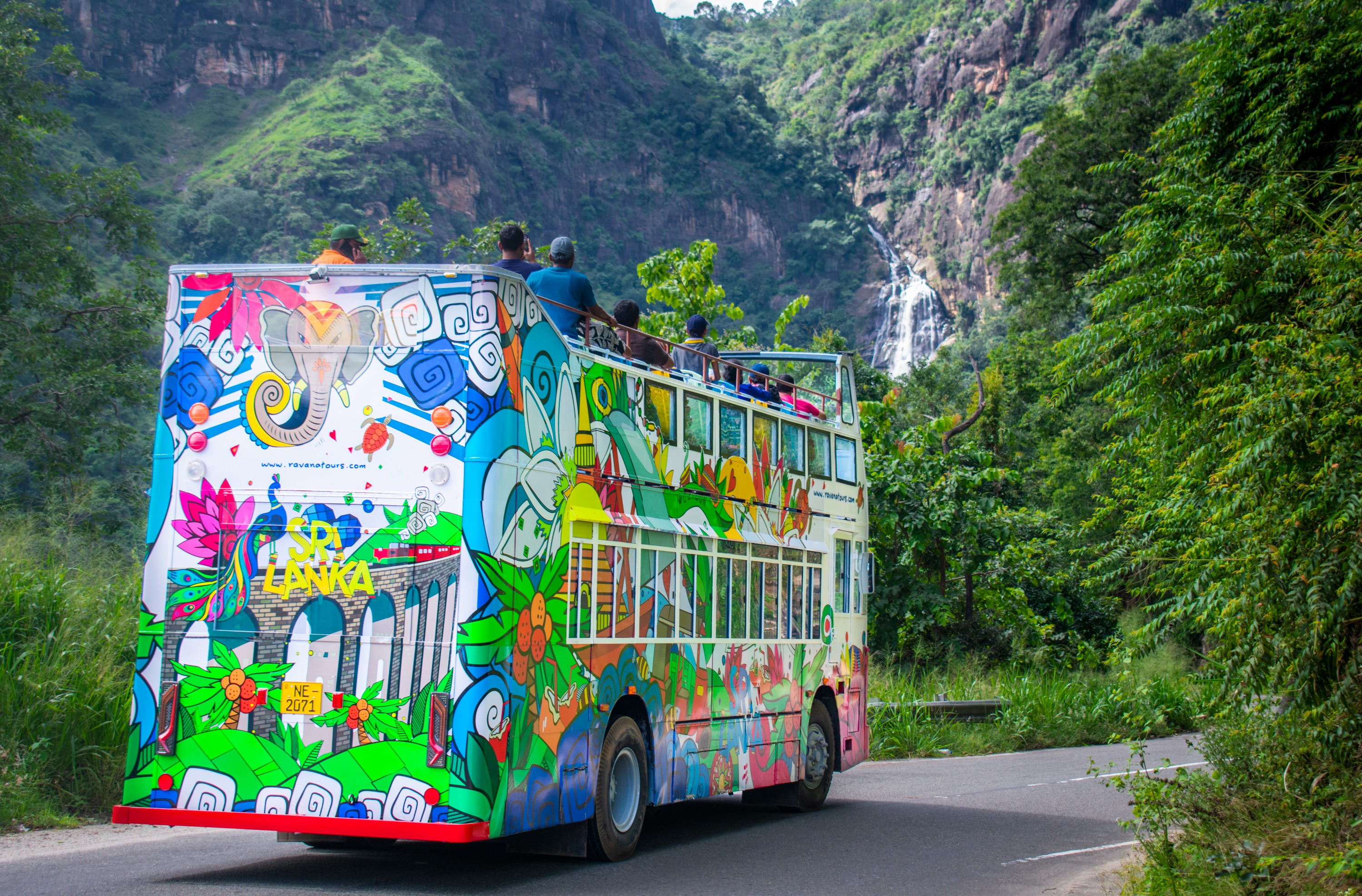 這張照片捕捉到了拉瓦納瀑布 (Ravana Falls) 的景色,這是您從汽車、麵包車、旅遊巴士或嘟嘟車上無法看到的。從更高海拔看到的獨特美景是Ravana Odyssey 露天雙層巴士之旅獨有的。 這張照片捕捉到了拉瓦納瀑布 (Ravana Falls) 的景色,這是您從汽車、麵包車、旅遊巴士或嘟嘟車上無法看到的。從更高海拔看到的獨特美景是Ravana Odyssey 露天雙層巴士之旅獨有的。