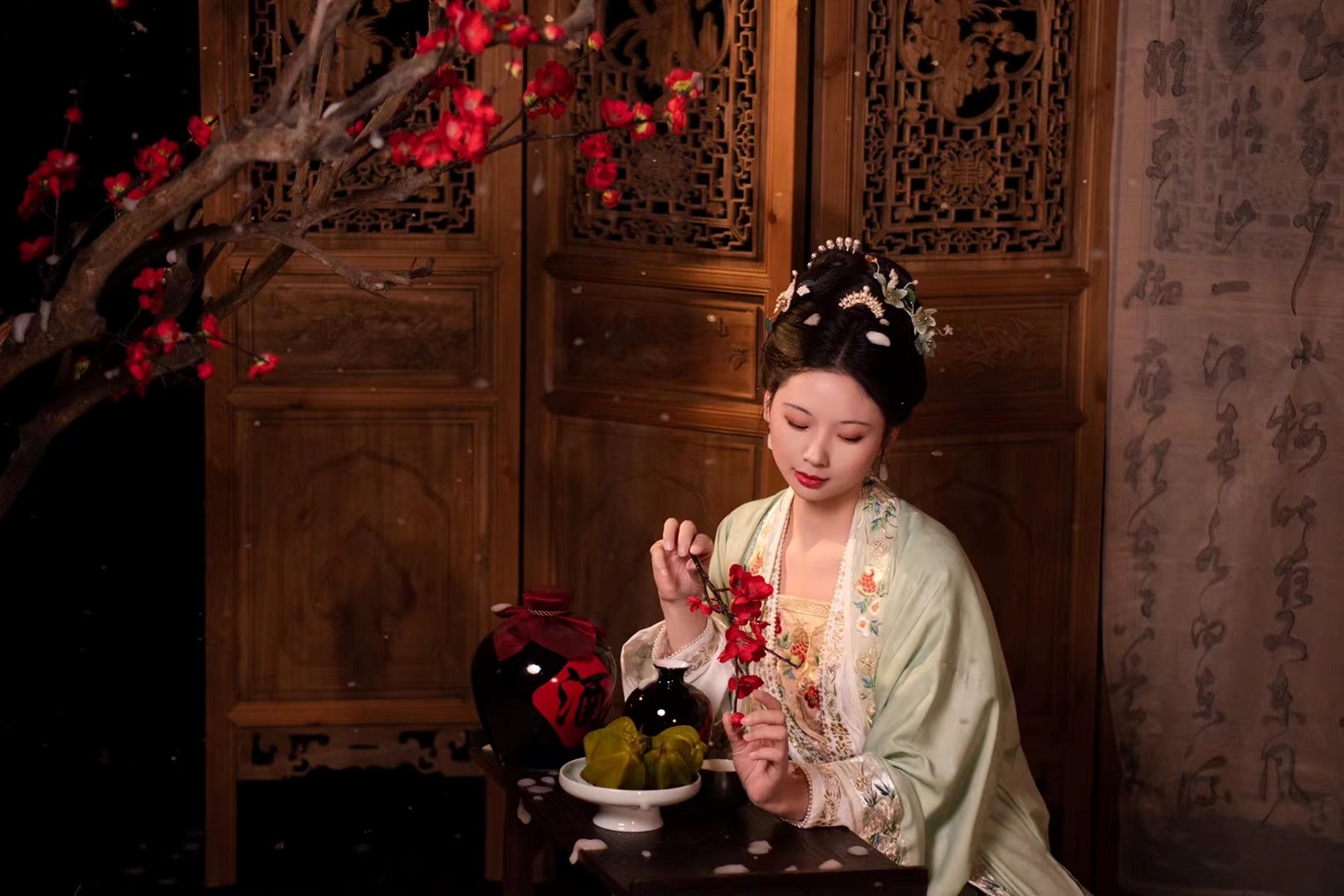 戰國袍的利落剪裁藏著江湖氣,齊胸襦裙的輕紗隨步搖曳生姿 戰國袍的利落剪裁藏著江湖氣,齊胸襦裙的輕紗隨步搖曳生姿