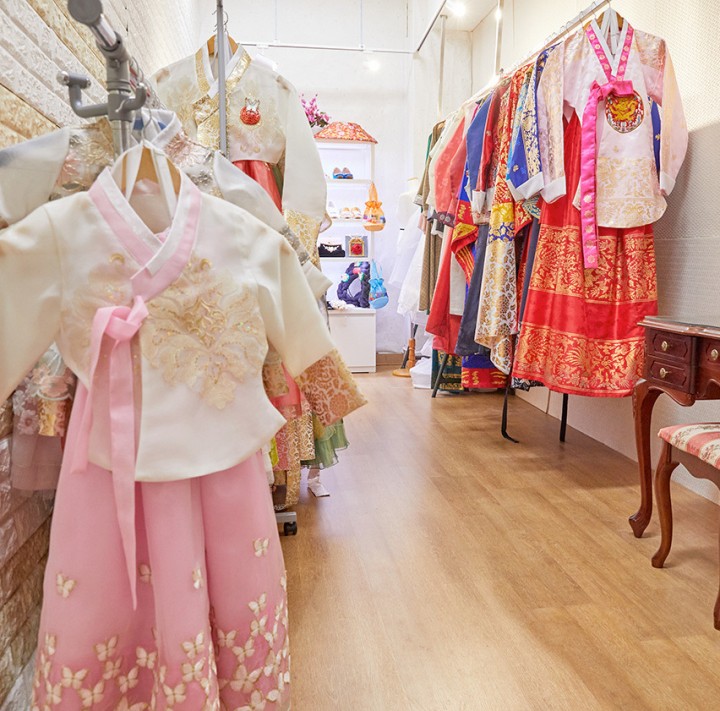 Traditional Hanbok Experience in Myeong-dong with In-House Studio