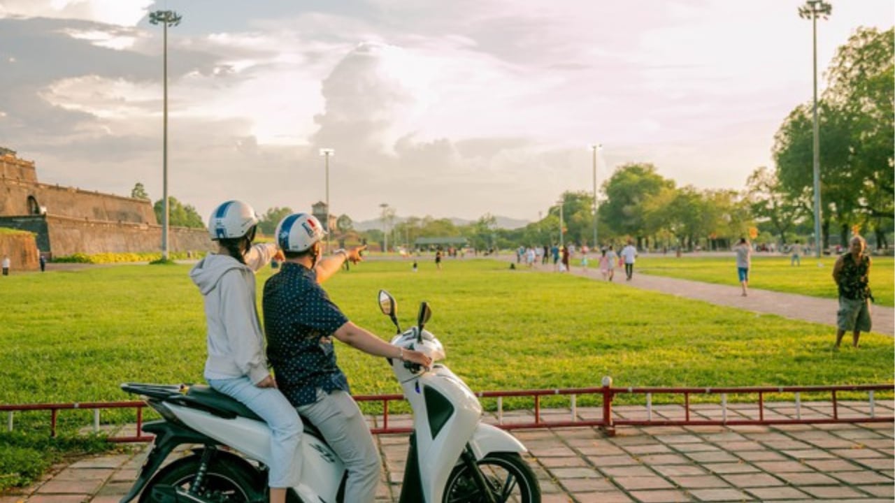 Hue City Sightseeing &amp; Food Tour By Motorbike 