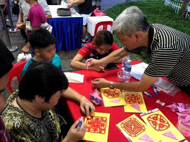 在老師的指導下,參與者將能盡情揮灑創意,精進自己的藝術作品。 在老師的指導下,參與者將能盡情揮灑創意,精進自己的藝術作品。