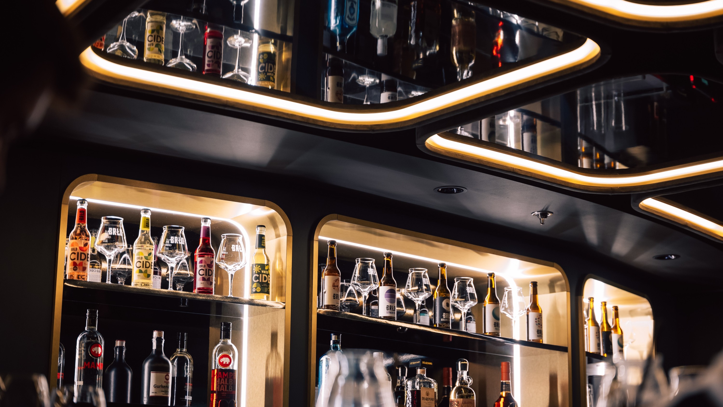 在柏林最高的酒吧 Bar 203 品嚐手工調製的雞尾酒,將城市天際線盡收眼底 在柏林最高的酒吧 Bar 203 品嚐手工調製的雞尾酒,將城市天際線盡收眼底