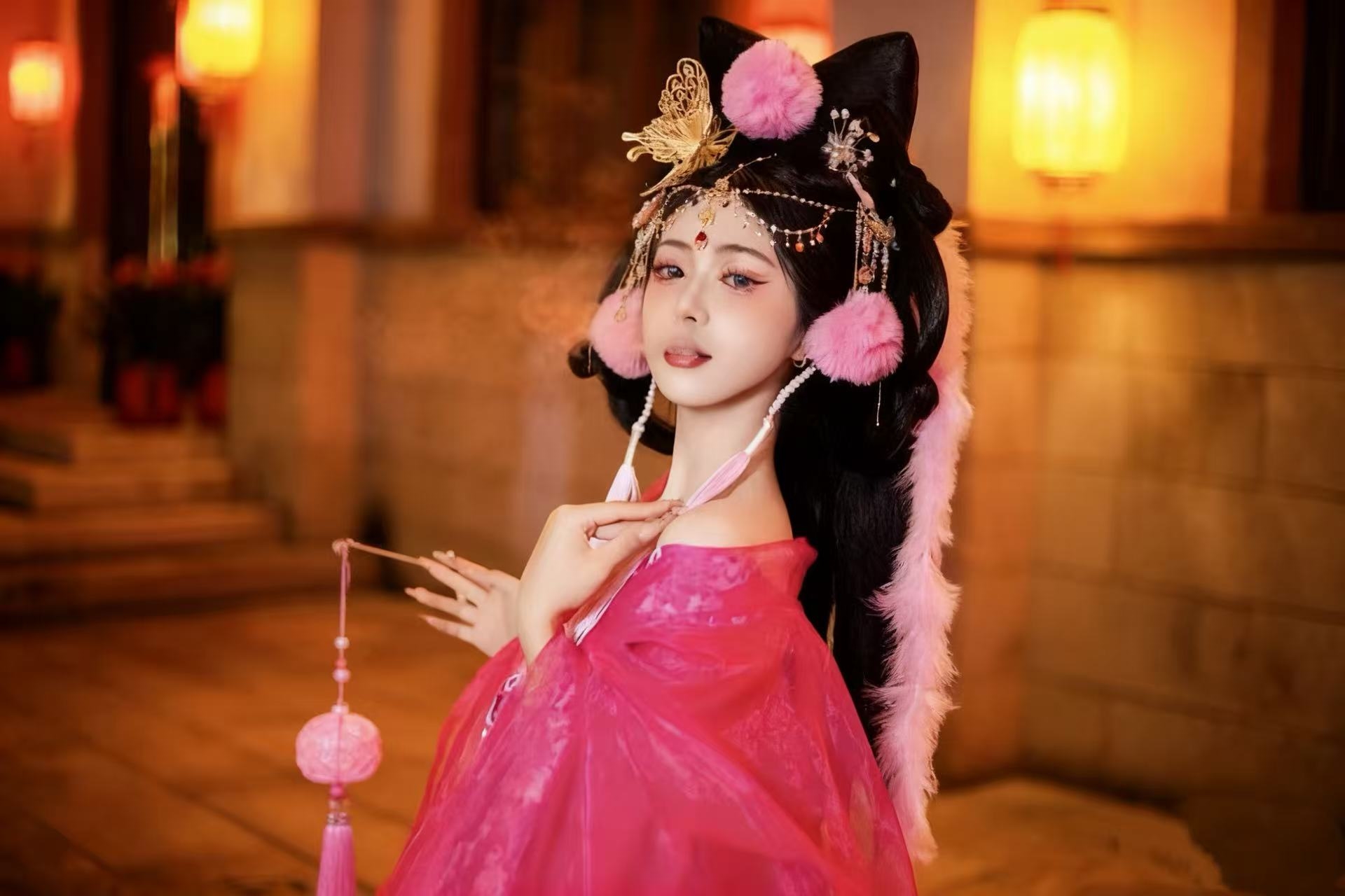 堅持用專業、用心與對文化的熱愛，為每一位參與者打造專屬的古風記憶。在這裡，你不必擔心 “拍出來和別人一樣”，因為每一套妝造、每一個鏡頭、每一段故事，都是為你量身定製