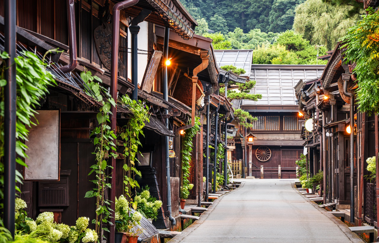飛彈老街位於日本岐阜縣高山市,秋冬季節景色迷人,充滿古樸韻味。 飛彈老街位於日本岐阜縣高山市,秋冬季節景色迷人,充滿古樸韻味。