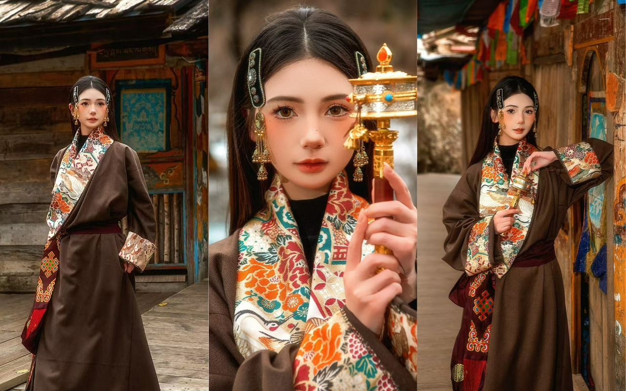 穿棕色藏袍、飾精美紋樣的女孩，於藏式木屋前，手持轉經筒，呈現藏族文化的虔誠與獨特