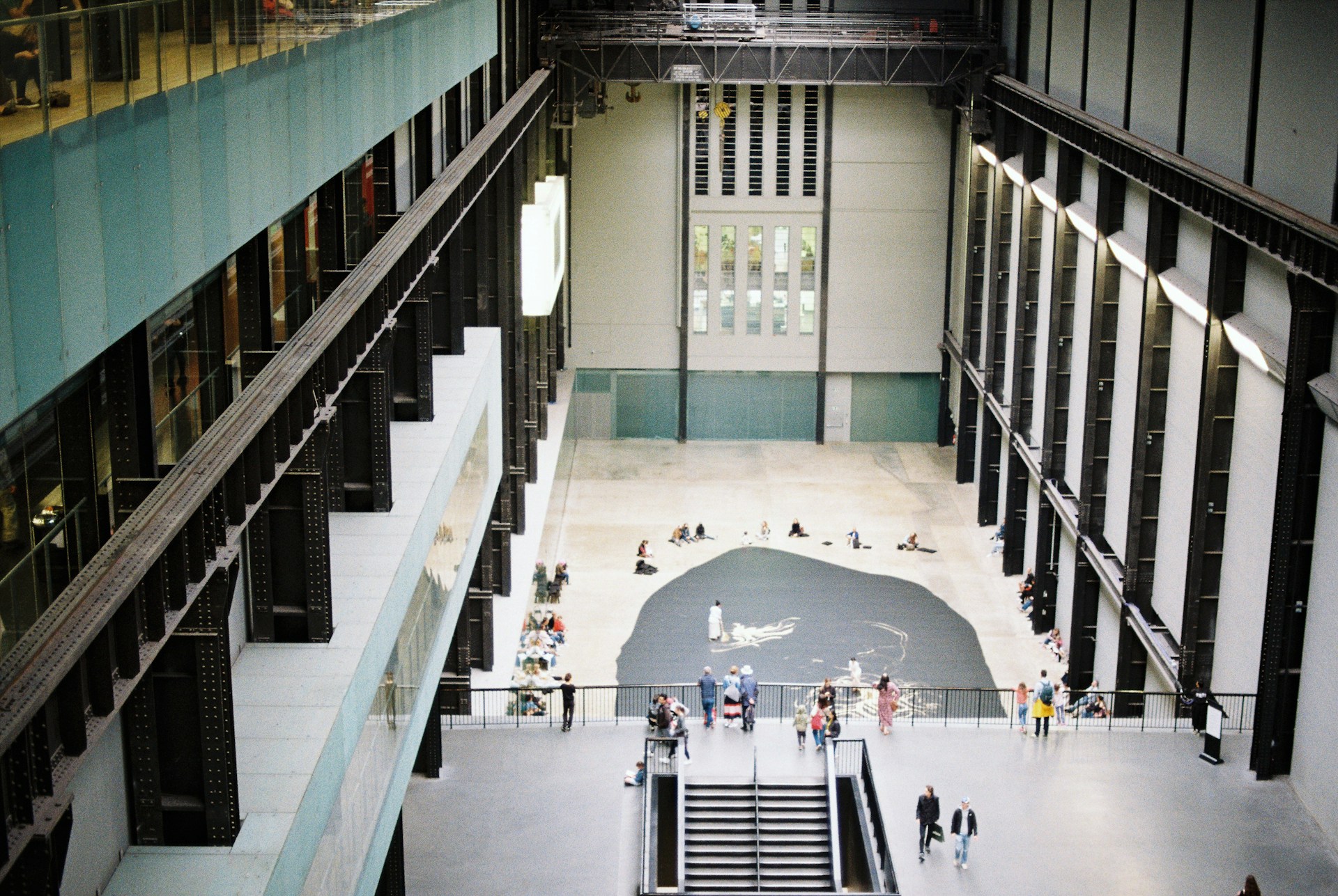 除了常設展覽外，泰特現代藝術館 (Tate Modern) 也會定期舉辦特展，展示藝術領域的最新趨勢與主題。這些展覽通常以創新的方式，探索當代社會與文化議題。
