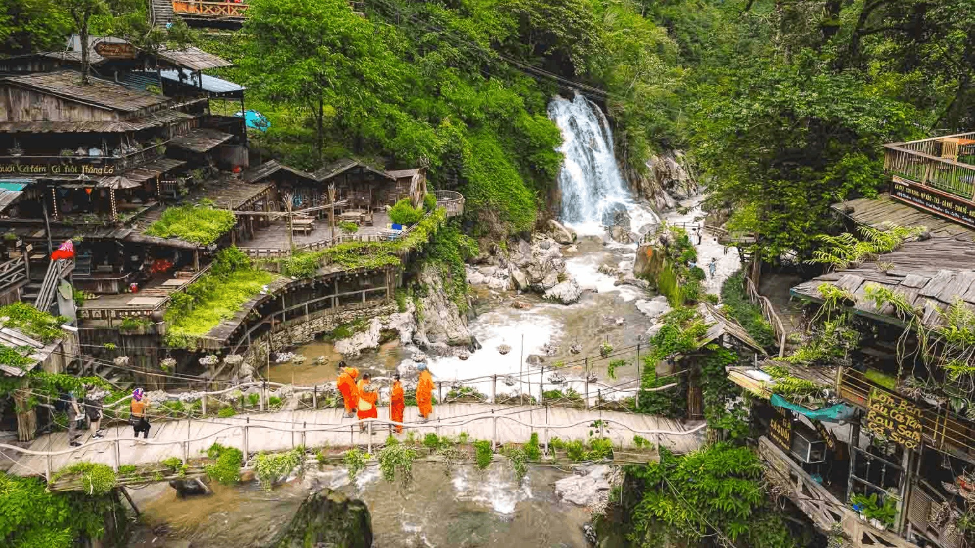 漫步於沙壩迷人的 Cat Cat Village,探索壯麗的瀑布與傳統木屋。 漫步於沙壩迷人的 Cat Cat Village,探索壯麗的瀑布與傳統木屋。