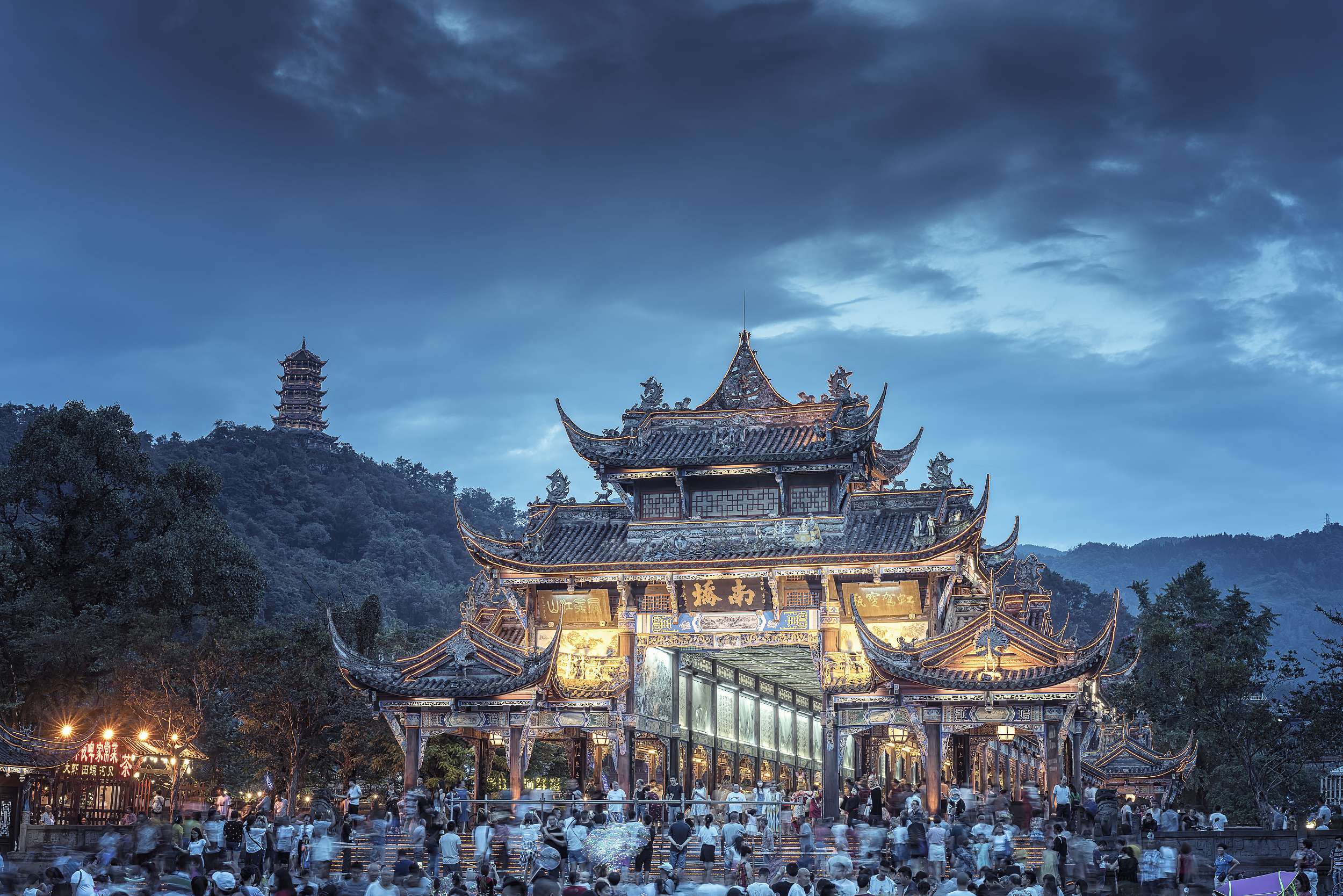 都江堰南橋是南街與復興街之間的一座雄偉壯麗的廊式古橋，被譽為“水上畫樓”。