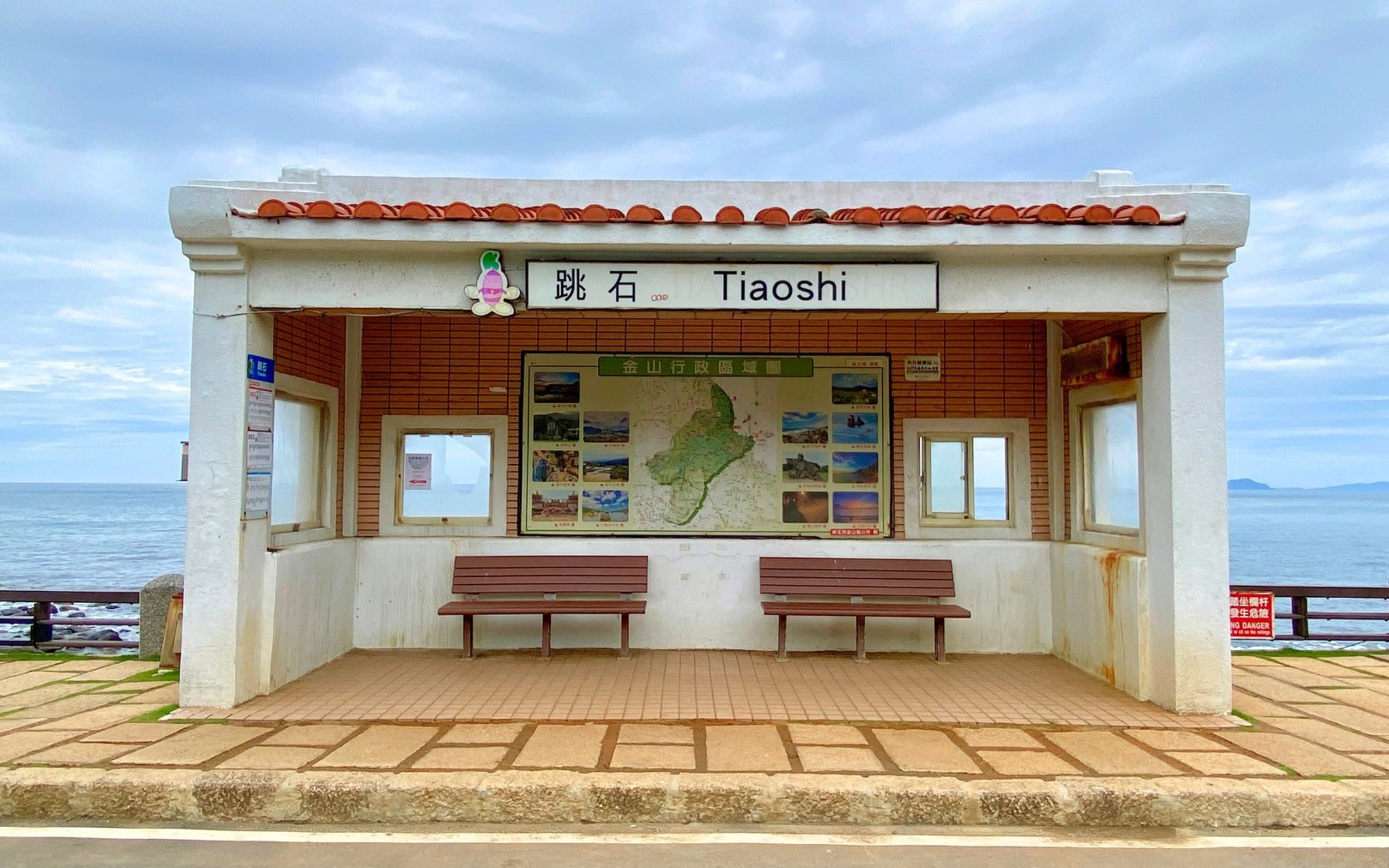 Tiaoshi Coast Iconic Bus Stop, Jinshan Hot Springs, & Yangmingshan One-Day Tour