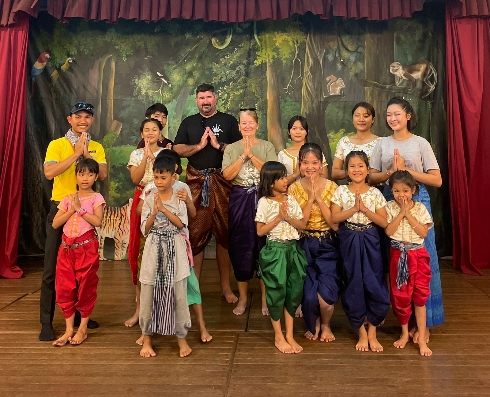 位於金邊的 Champey Academy of Arts 是一所著名的文化機構,致力於保存和推廣柬埔寨傳統藝術。學院提供古典舞蹈、音樂和視覺藝術等課程。 位於金邊的 Champey Academy of Arts 是一所著名的文化機構,致力於保存和推廣柬埔寨傳統藝術。學院提供古典舞蹈、音樂和視覺藝術等課程。