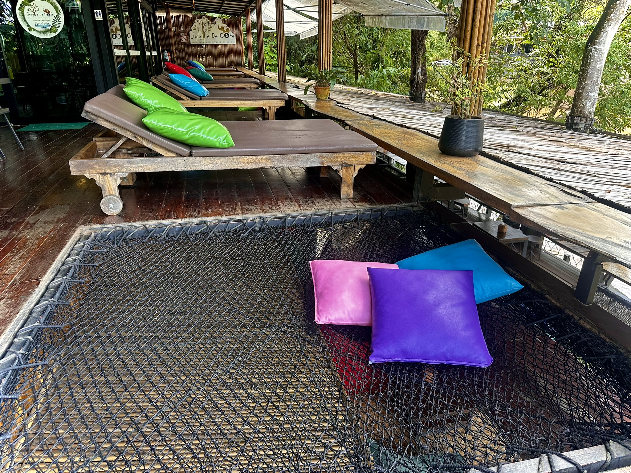 在隱秘的風景河畔咖啡館放慢腳步。享用免費飲品/蛋糕，欣賞湄登河（Mae Taeng River）的全景——這是放鬆身心和拍照留念的完美時刻。