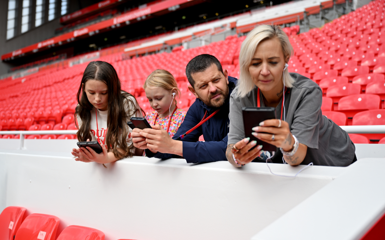 互動式利物浦足球俱樂部體育場之旅和博物館提供13種語言的語音導覽 互動式利物浦足球俱樂部體育場之旅和博物館提供13種語言的語音導覽