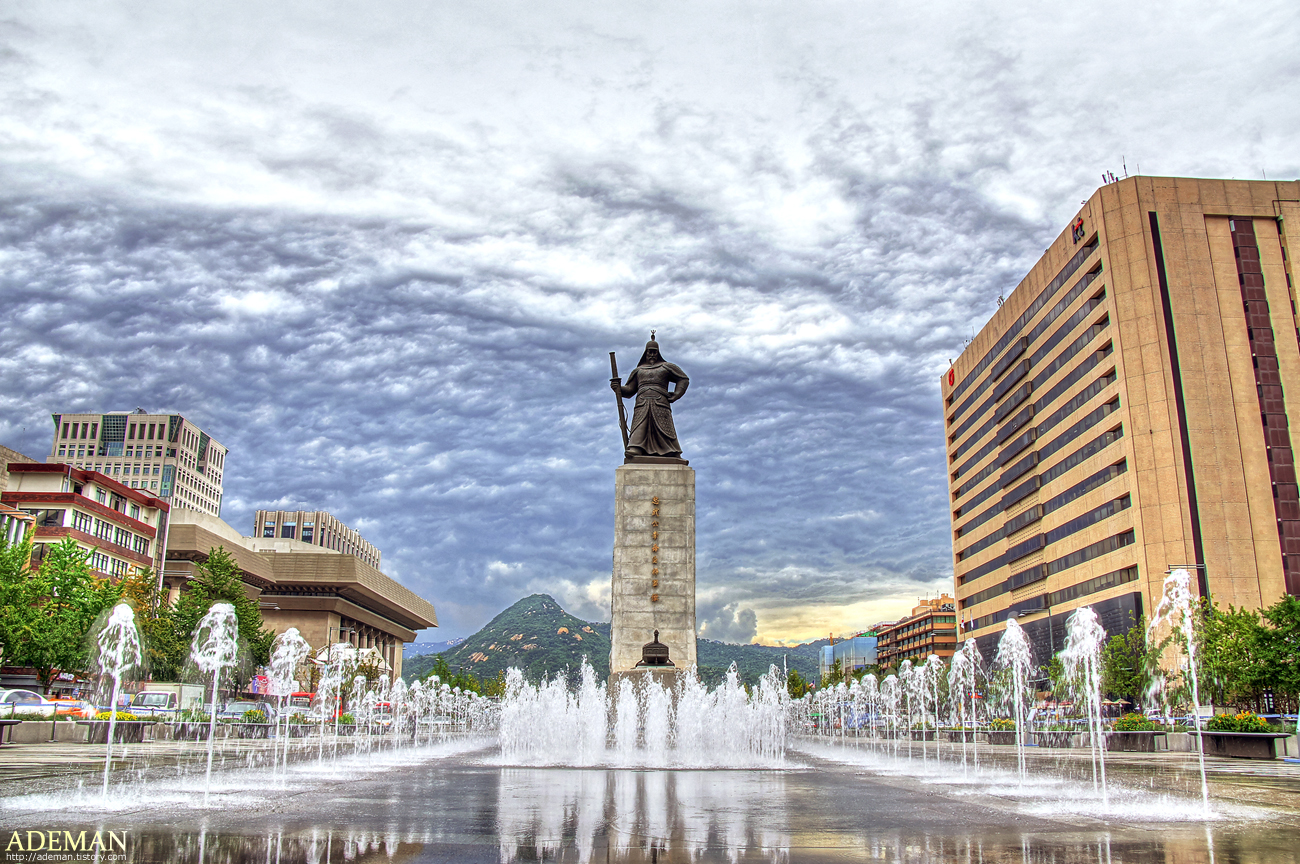 光化門廣場 - 以景福宮和北嶽山為背景,光化門廣場完美融合了歷史、文化和現代都市生活。 光化門廣場 - 以景福宮和北嶽山為背景,光化門廣場完美融合了歷史、文化和現代都市生活。
