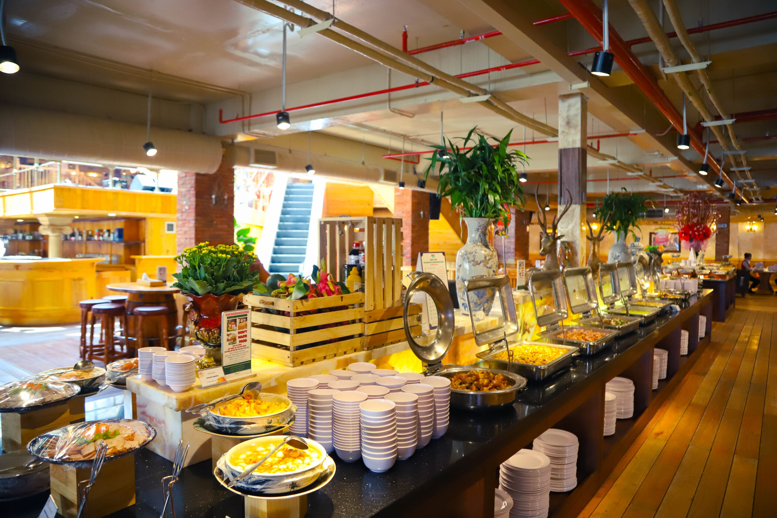 Beer Plaza提供超過90種正宗菜餚的亞洲-歐洲自助餐,您可以在欣賞國際藝術家的現場表演的同時,享用特製德國黑啤。 Beer Plaza提供超過90種正宗菜餚的亞洲-歐洲自助餐,您可以在欣賞國際藝術家的現場表演的同時,享用特製德國黑啤。