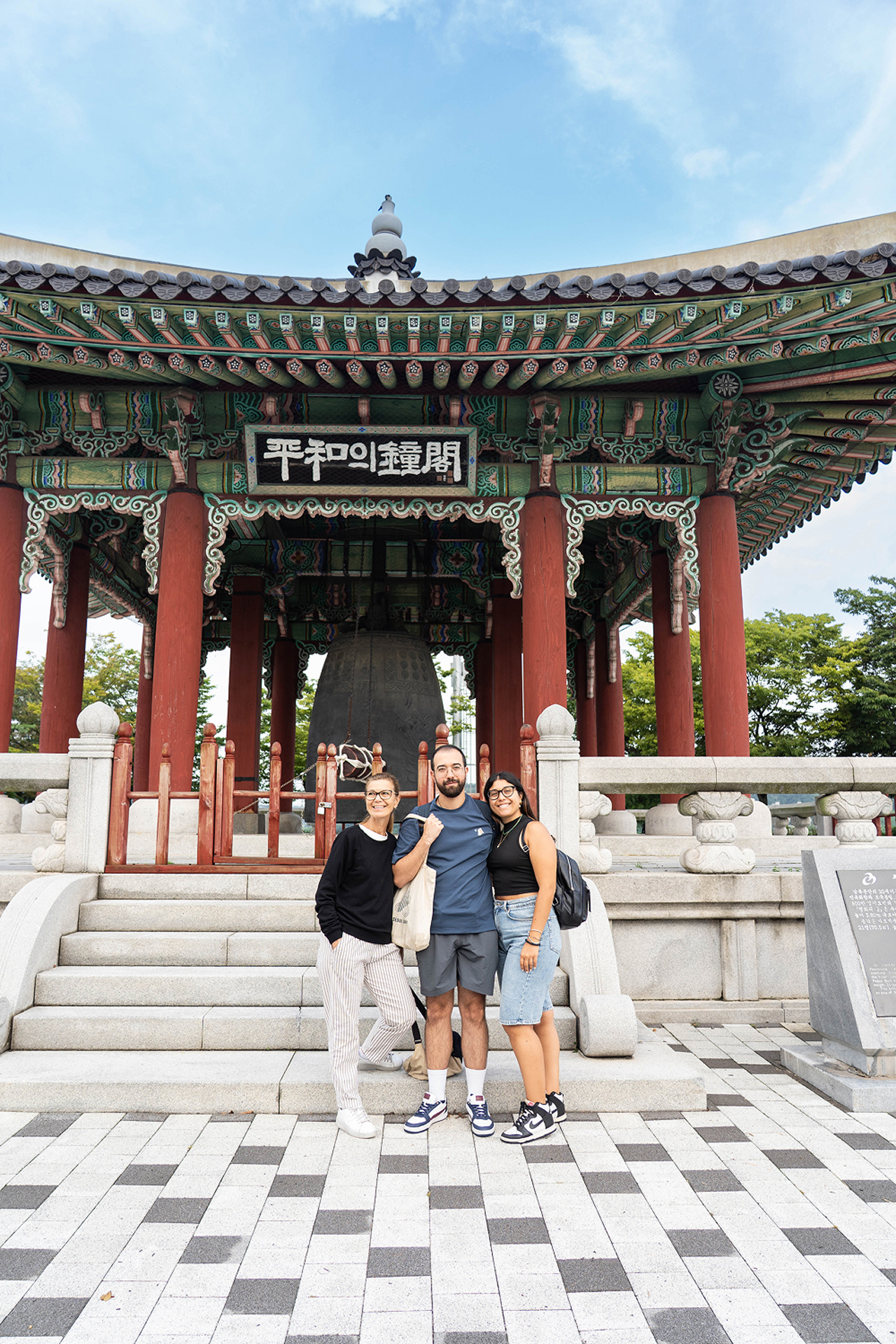 臨津閣和平公園裡，有一座巨大的和平之鐘，敲響它就能帶來好運！