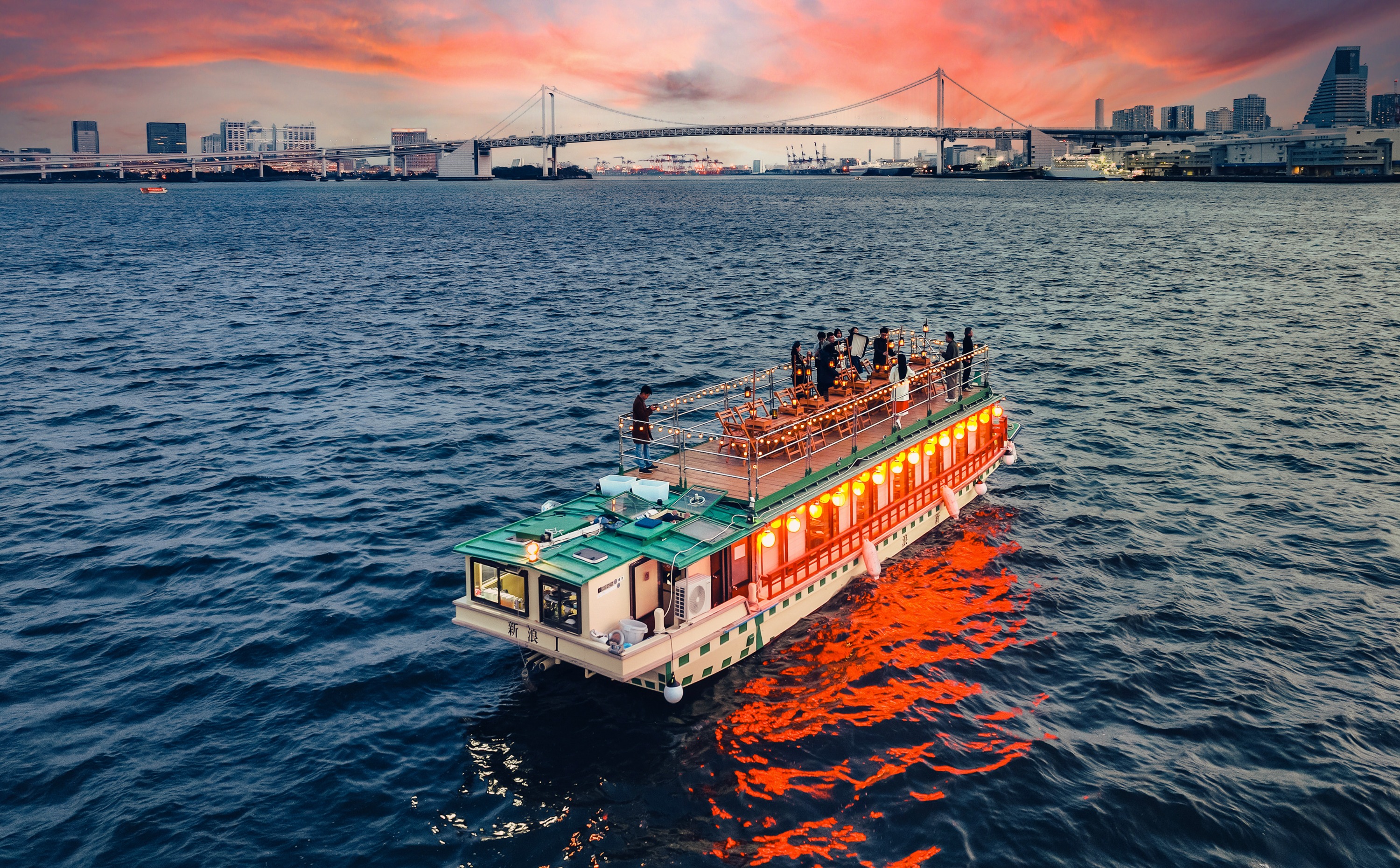 Yakatabune (House boat) Night Tour in Tokyo Bay with Dinner & Show