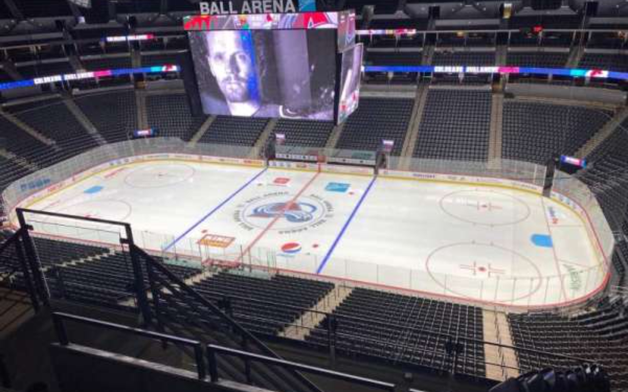 在享受熱鬧的競技場氛圍的同時,追蹤冰球的移動和球員的換線。 在享受熱鬧的競技場氛圍的同時,追蹤冰球的移動和球員的換線。