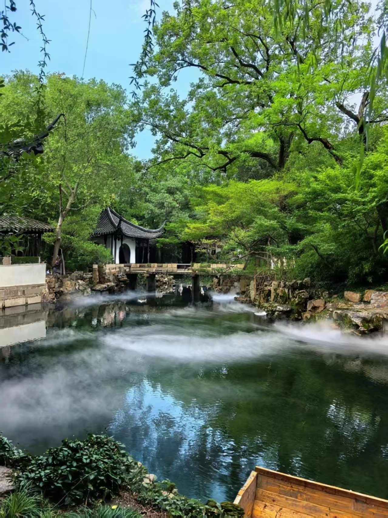 拙政園全園以水景為核心，亭臺樓閣臨水而築，假山池沼與花木自然交融，佈局疏密有致，既展現人工精匠之巧，又延續自然山水之韻，堪稱江南水鄉園林的典範。