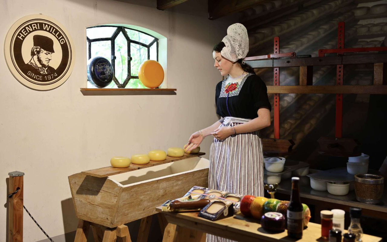 造訪知名的 Henri Willig 起司農場，學習傳統高達起司的製作技術。
