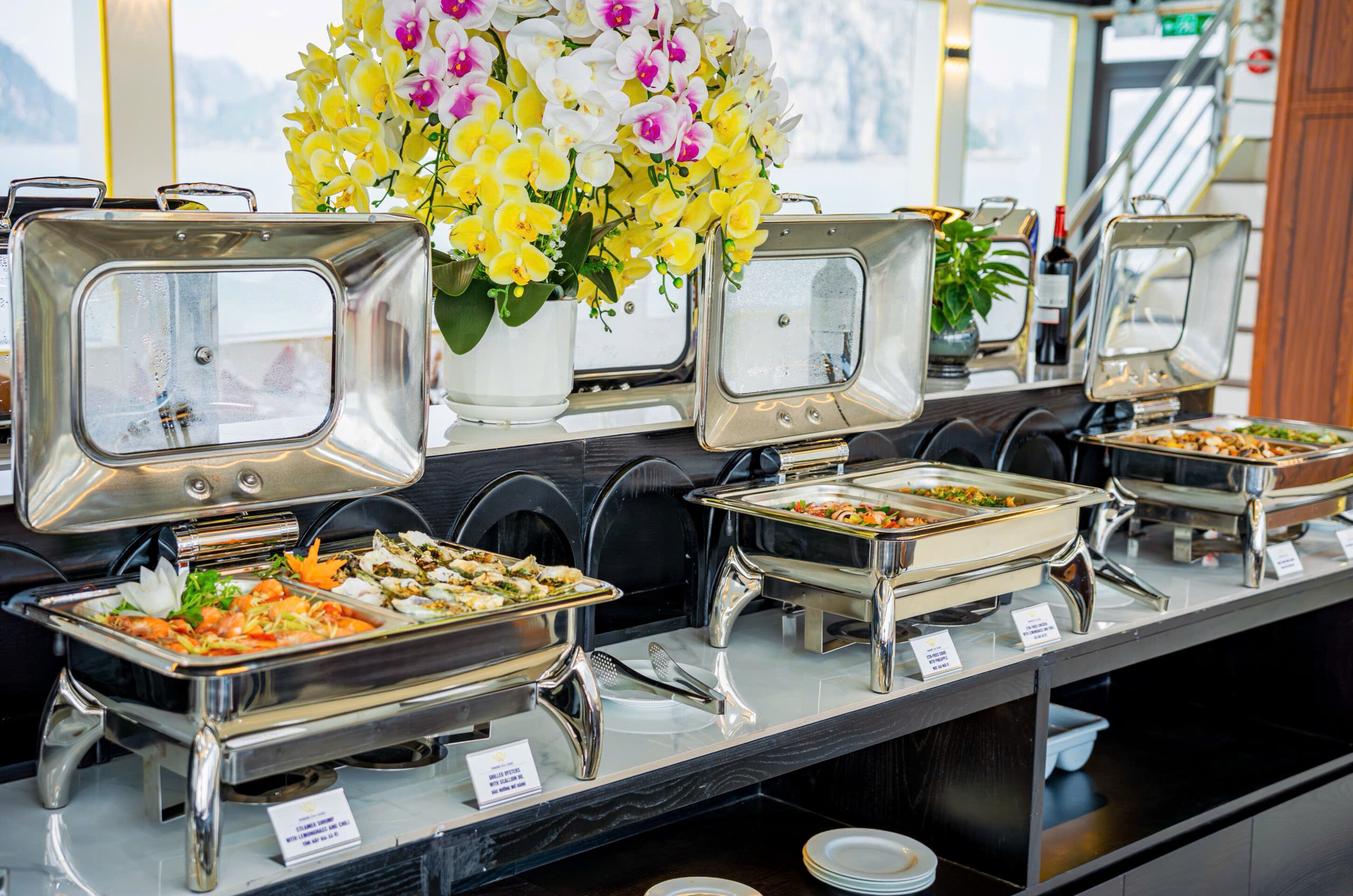 自助午餐提供各式新鮮海鮮，包含清蒸蝦、熱炒魷魚、蔥油烤生蠔、蛤蜊等，道道美味可口，讓您輕鬆盡享海鮮盛宴。