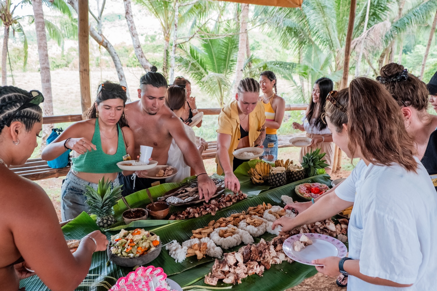Boodle Fight午餐(延遲午餐)——徒步旅行後享用獨特的菲律賓手抓盛宴 Boodle Fight午餐(延遲午餐)——徒步旅行後享用獨特的菲律賓手抓盛宴