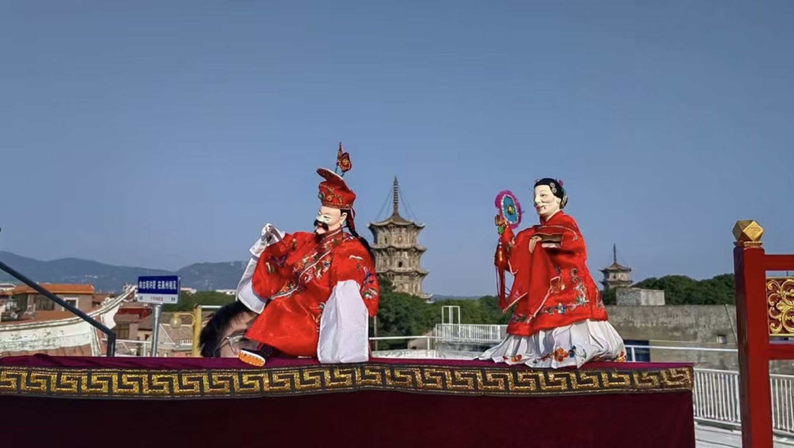 風掠過臺沿的金邊織錦，連空氣裡都浸著舊時光的鮮活氣