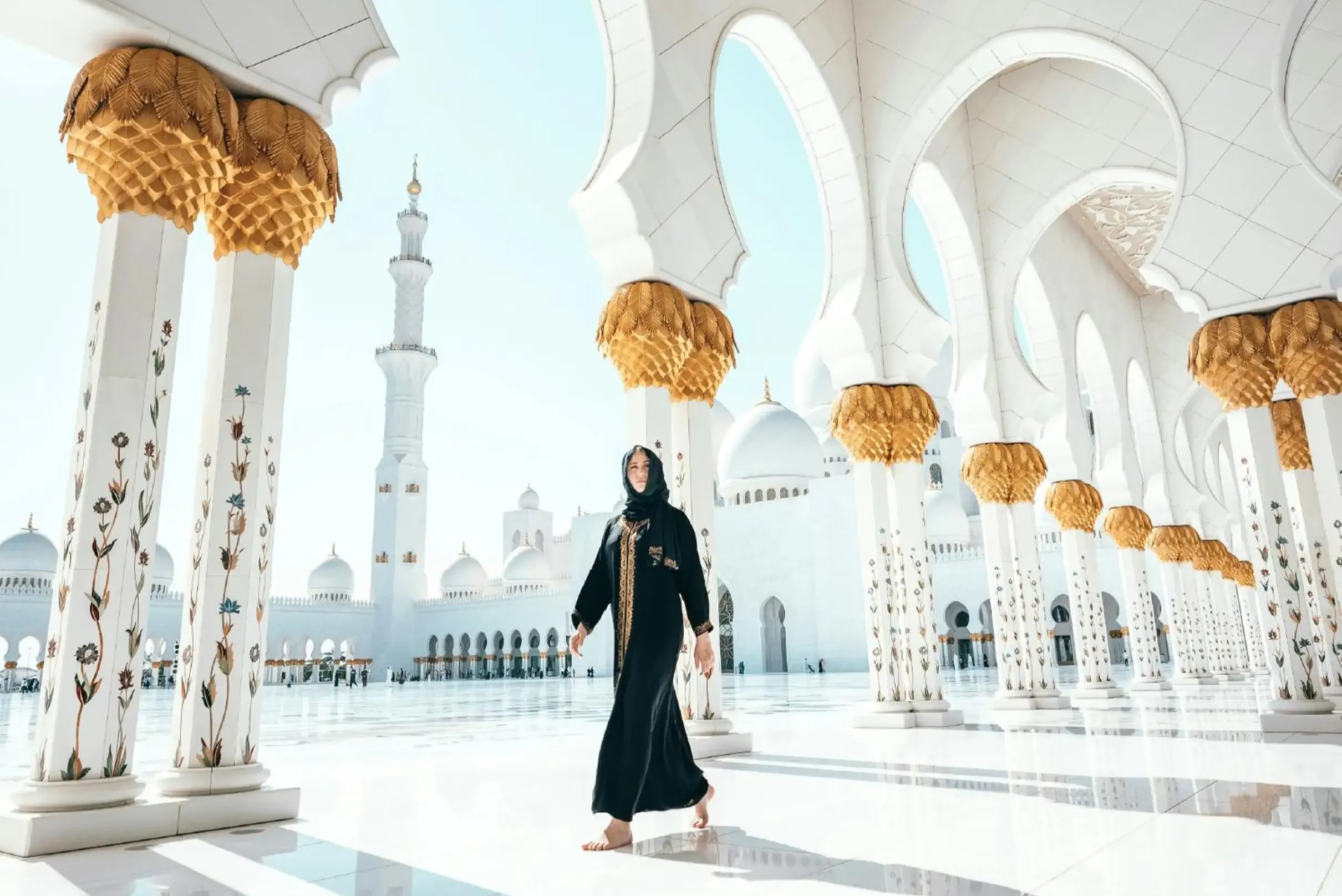 在清真寺令人驚嘆的花卉馬賽克和高聳的宣禮塔前，捕捉難忘的瞬間。
