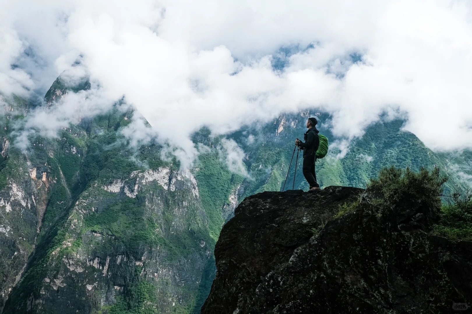 Tiger Leaping Gorge is located in the upper reaches of the Jinsha River. It is famous for its danger. The gorge is deep and narrow, and the river is turbulent. It is divided into upper, middle and lower Tiger Leaping Gorge. It is a paradise for hiking ent