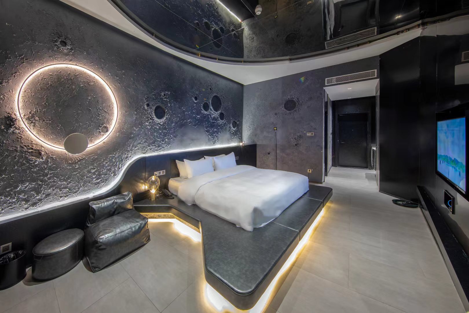 Wandering Moon Room
