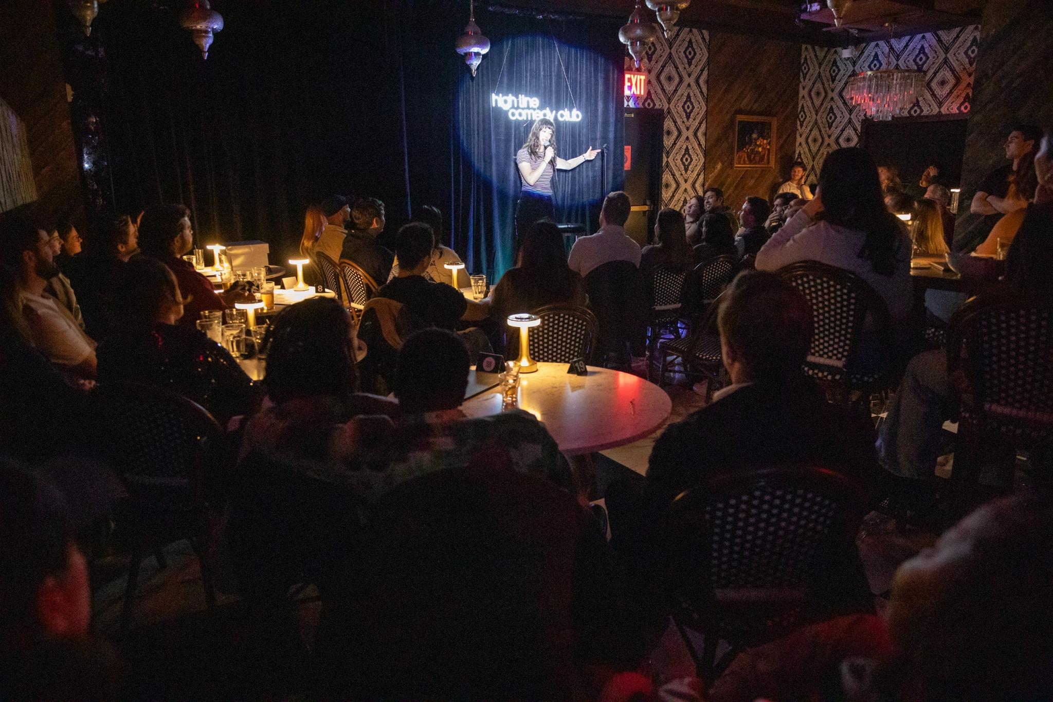 欣賞頂級喜劇演員的表演,還可免費體驗迷你高爾夫——喜劇與迷你高爾夫的完美結合 欣賞頂級喜劇演員的表演,還可免費體驗迷你高爾夫——喜劇與迷你高爾夫的完美結合