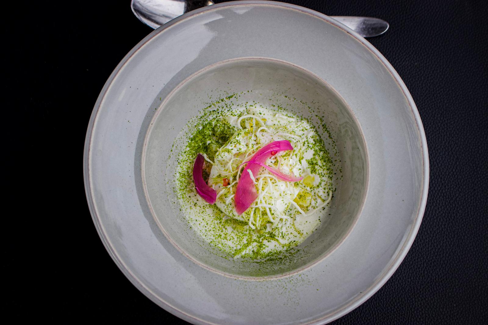 水波蛋、韭蔥泥、帕瑪森起司醬。 水波蛋、韭蔥泥、帕瑪森起司醬。