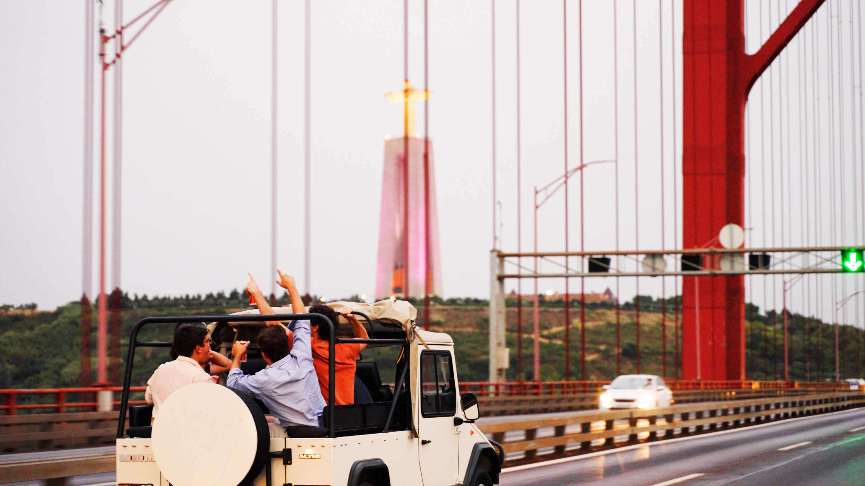 LISBON SUNSET TO NIGHT tour in Vintage Jeep with FOOD & DRINKS