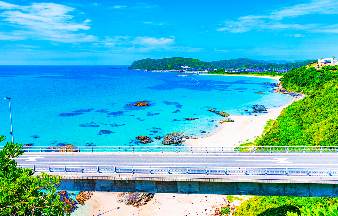 角島大橋對機動車通行免費開放，1780米的長橋橫跨在湛藍的大海上，壯觀的橋與海水之藍調和一致的美景非同一般！