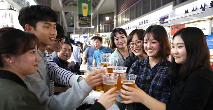 【選項D】浦項內延山徒步 + 當地釀酒課程
品嚐新鮮釀製的韓國酒，為熱鬧的氛圍增添獨特的味覺體驗。