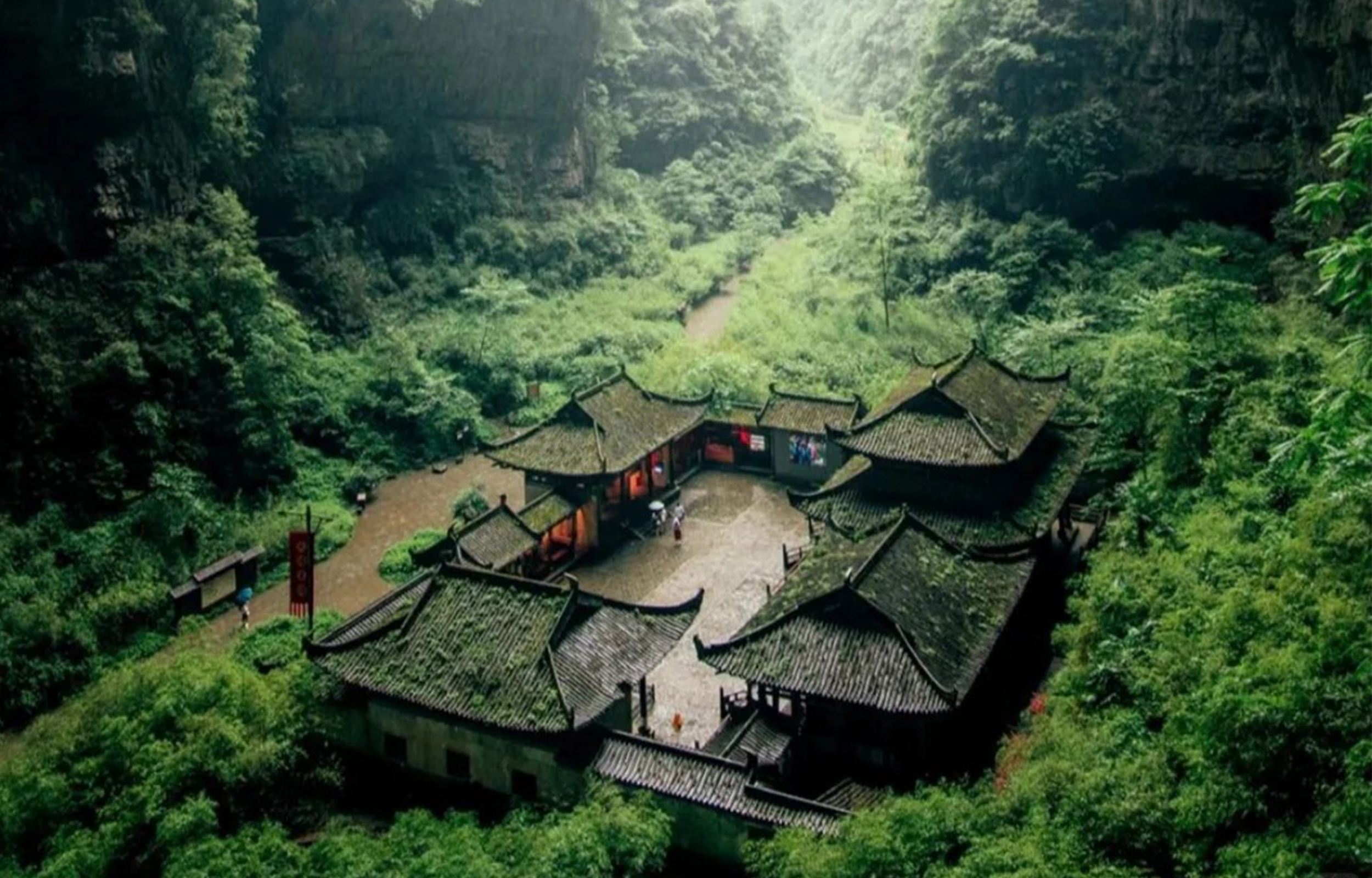 重慶武隆天生三橋+龍水峽地縫+仙女山森林公園+烏江畫廊觀景遊船+龔灘古鎮二日遊（喀斯特奇觀&草原風光&波浪公路&瀑布景觀）