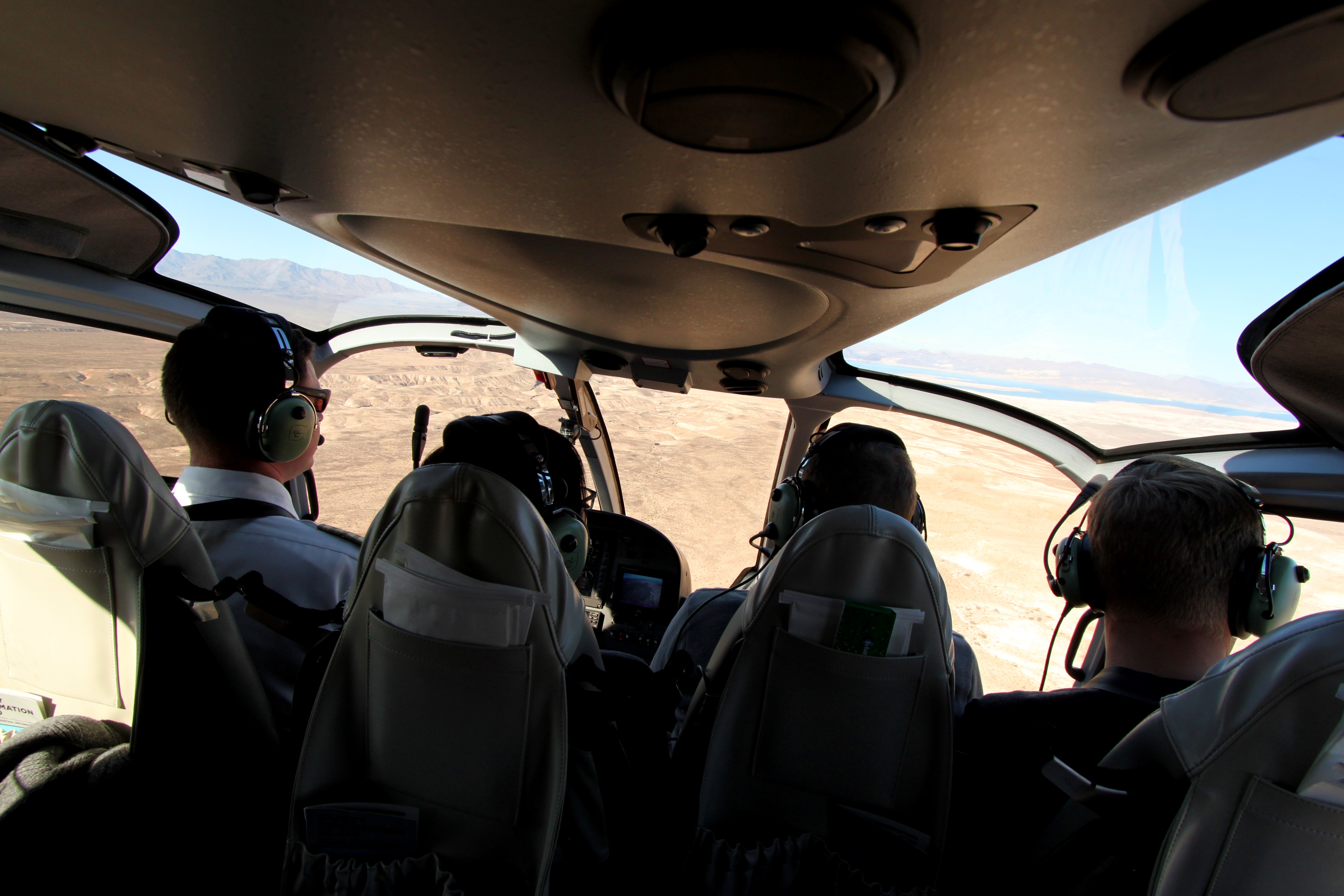 люди в вертолете на туре по территории индейцев Hualapai в Гранд-Каньоне