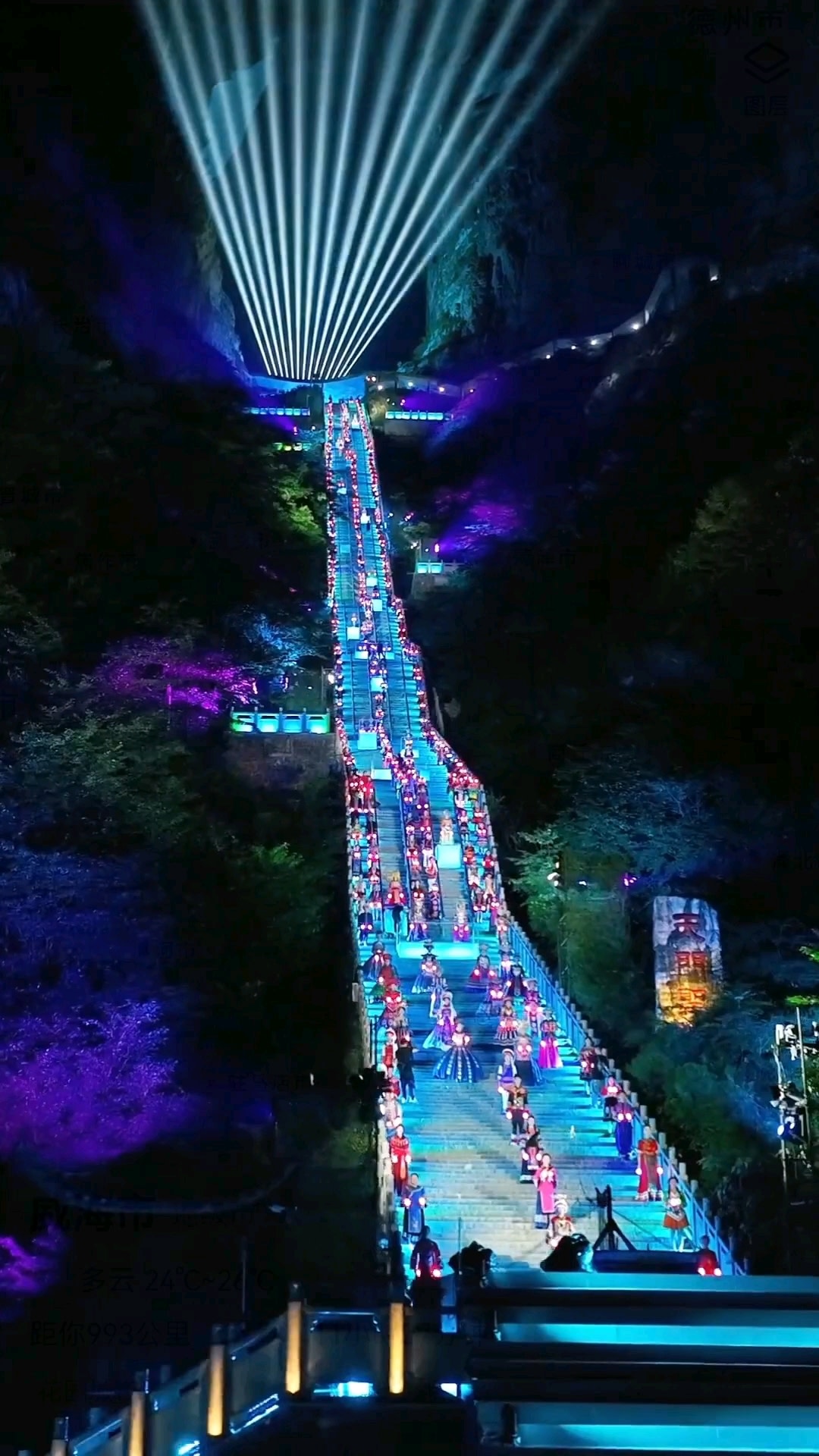 天門山夜色如夢似幻，天門洞被燈光點亮，999 級天梯流光溢彩，懸崖棧道與盤山公路燈火蜿蜒，整座仙山在夜色中宛如天上宮闕，璀璨又浪漫。