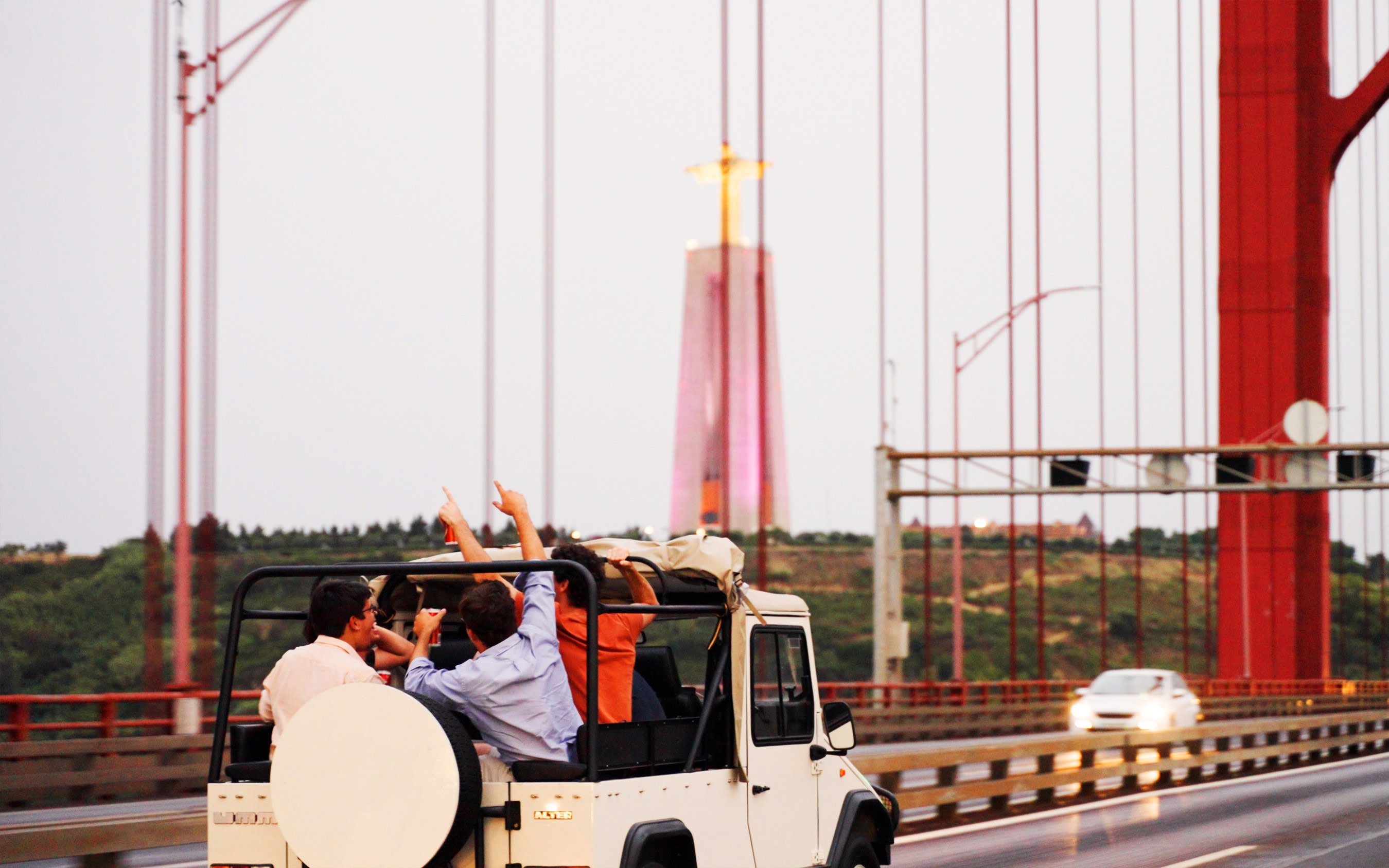 LISBON SUNSET TO NIGHT tour in Vintage Jeep with FOOD & DRINKS