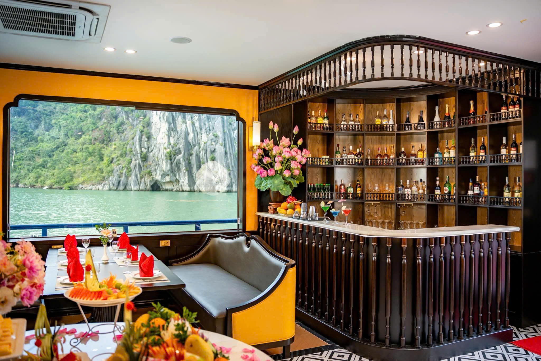 餐廳以法式殖民風格設計，營造出既私密又奢華，同時溫馨舒適的氛圍。