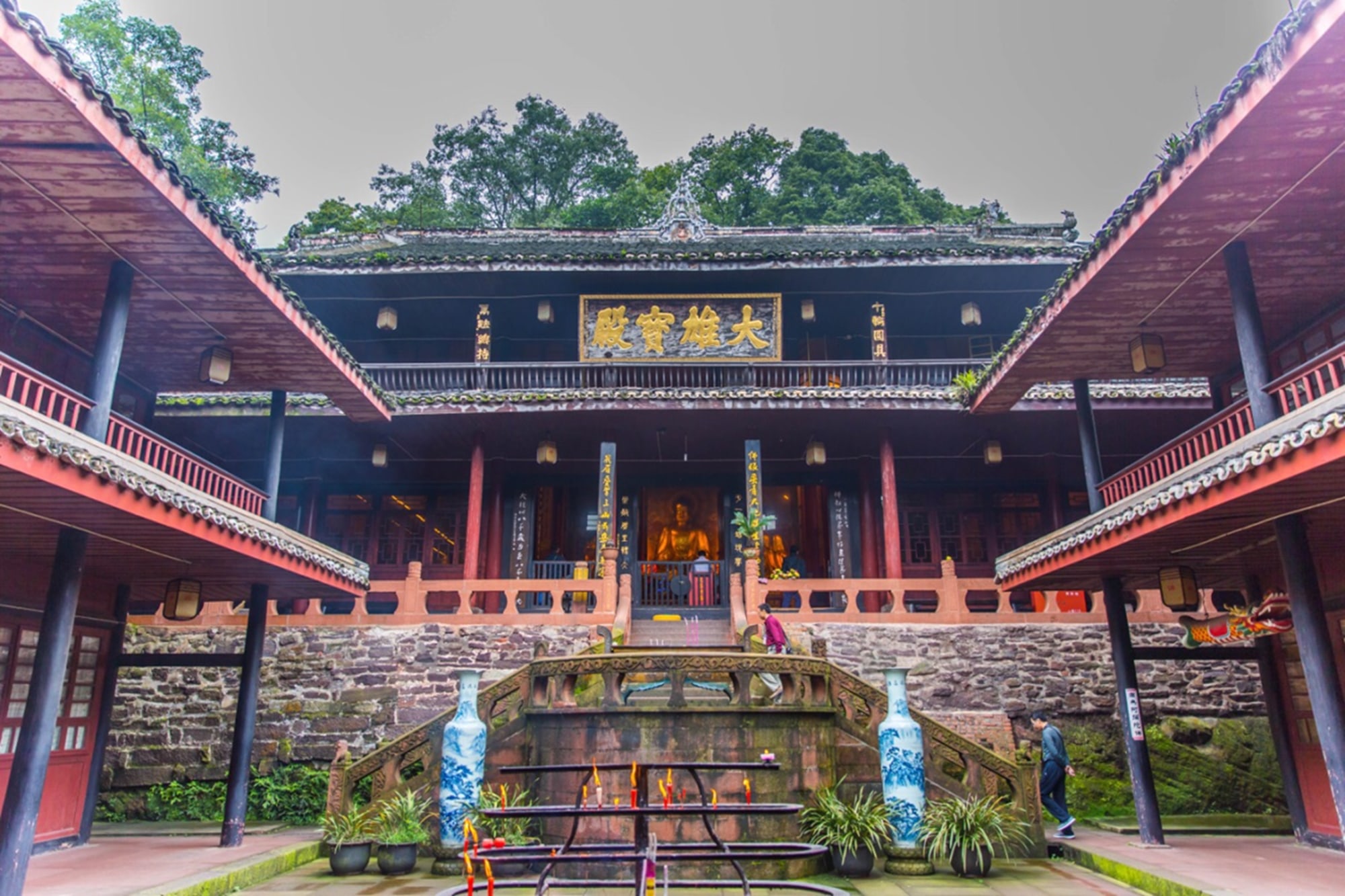 The ancient temple has been worshipped for thousands of years, leaning against the green mountains and embracing the clouds. The temple is majestic and simple. In the morning bells and evening drums, you can feel the distant Zen rhythm and enjoy the spiri
