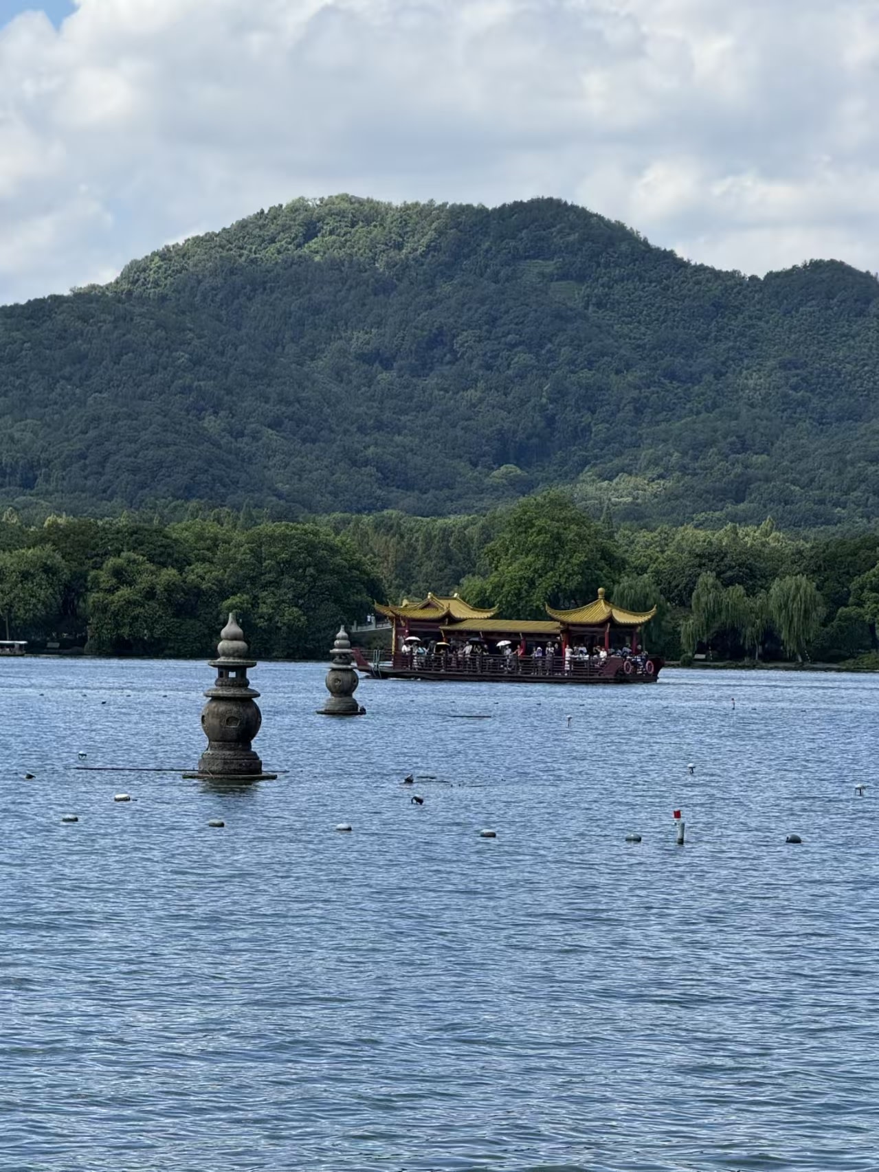 碧波之上石塔亭亭，湖山疊翠間，盡是西湖最詩意的模樣