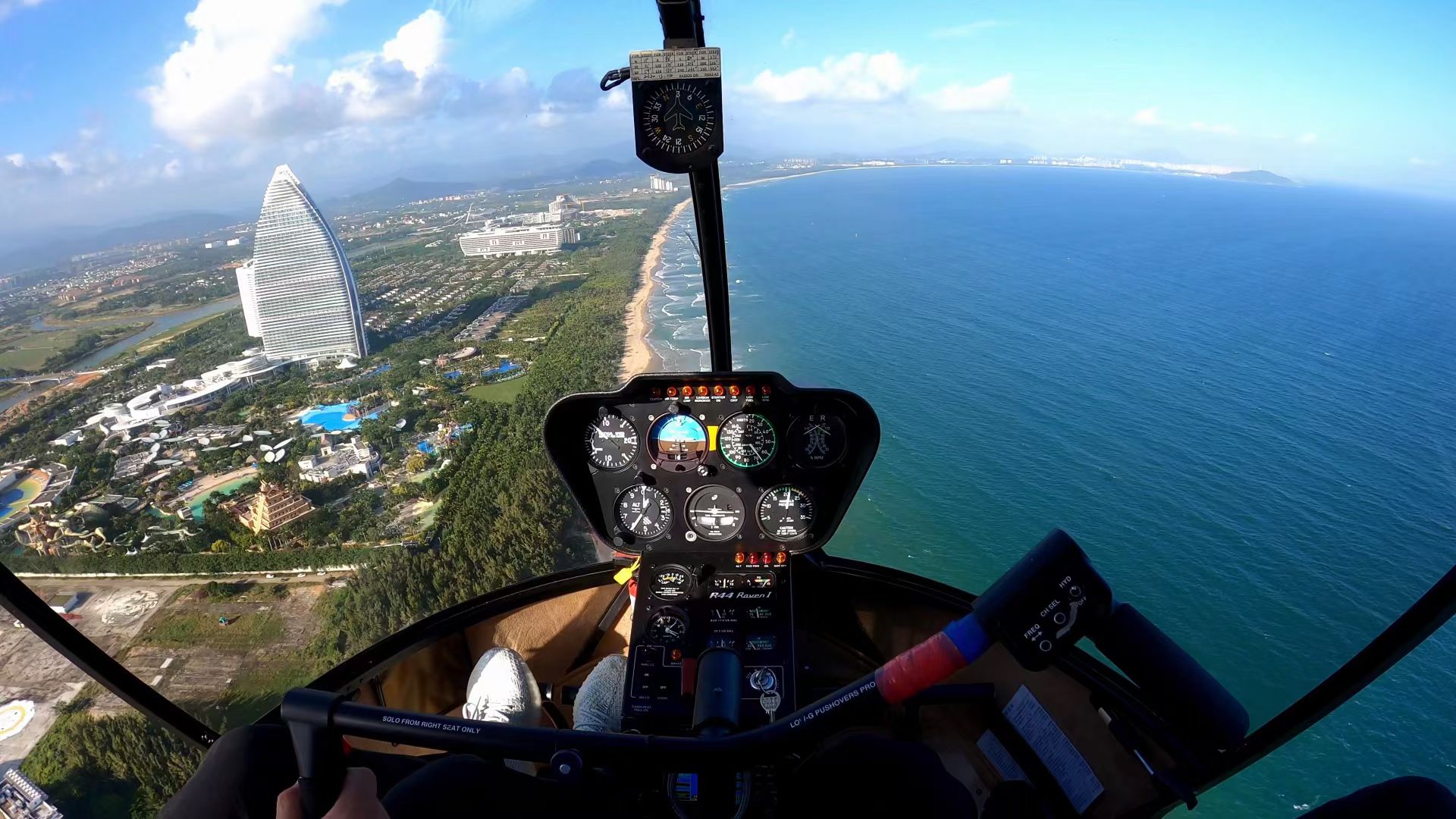 從駕駛艙視角望出去，亞特蘭蒂斯的尖頂建築像被海浪託著的銀色貝殼，下方的水世界樂園藍得晃眼